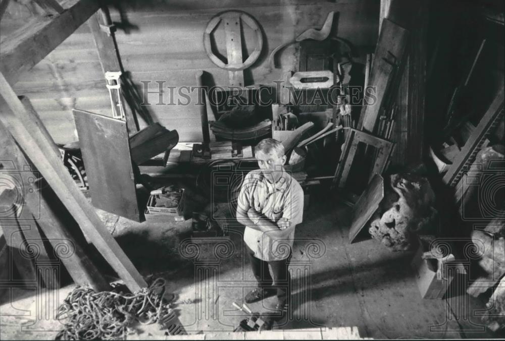 1987 Press Photo Sculptor William McKee at Old Feed Mill, Nelsonville Wisconsin - Historic Images
