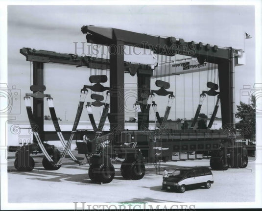 1987 Press Photo Mobile Boat Hoist Built by Marine Travelift Inc., Sturgeon Bay - Historic Images
