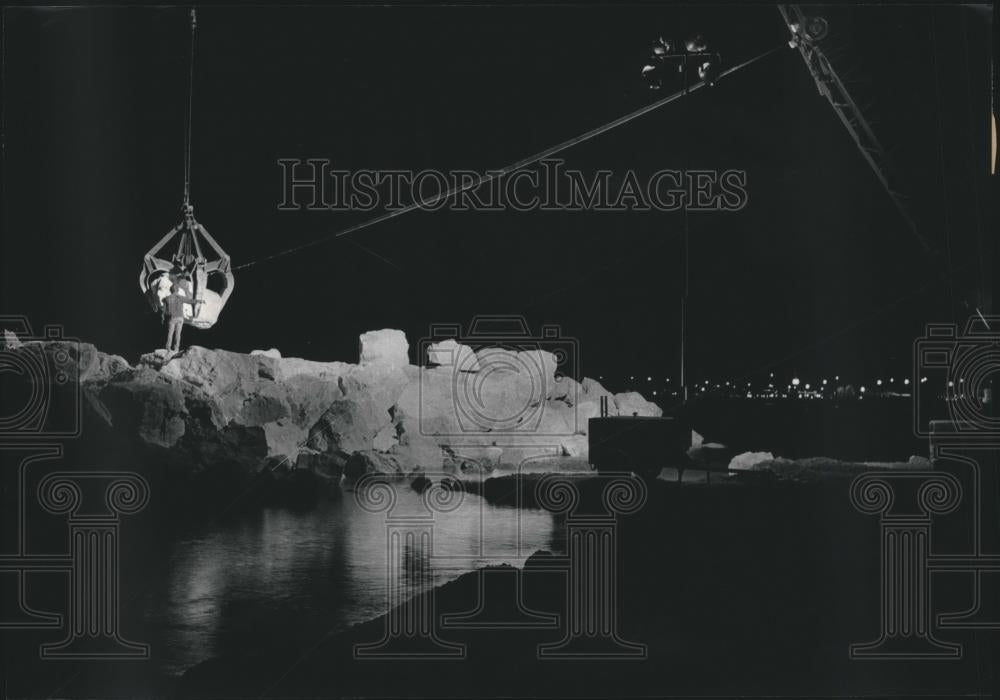 1987 Press Photo Boulders Being Moved at the McKinley Beach Restoration Project - Historic Images
