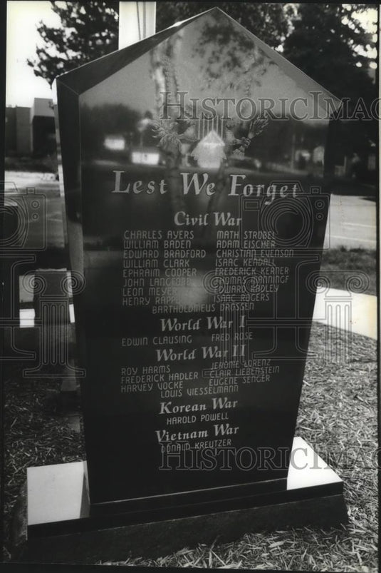 1993 Press Photo Memorial marker with names of soldiers, Grafton, Wisconsin. - Historic Images