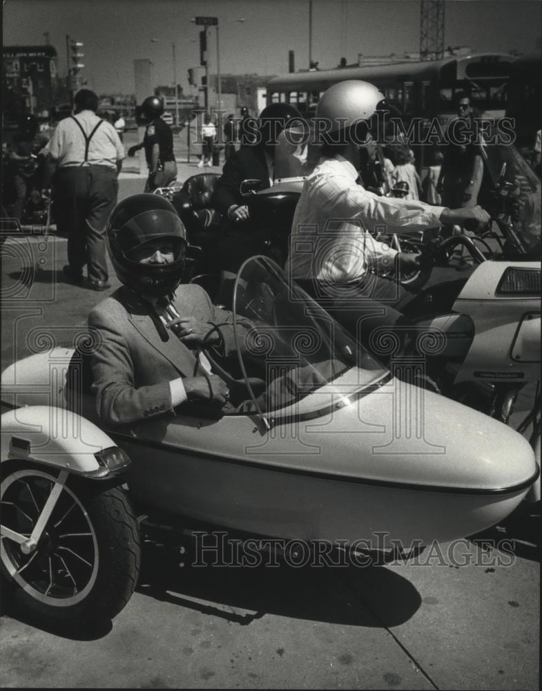 1990 Press Photo Zdenek Macal, Milwaukee conductor in a Motorcycle sidecar - Historic Images