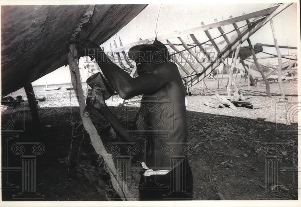 1993 Press Photo Andre Pierre working on sailboat for refugees in Ca Ira Haiti - Historic Images