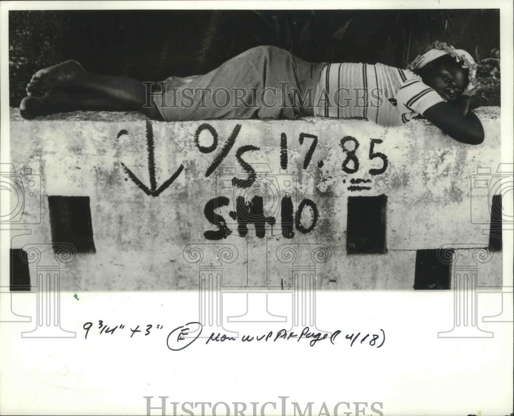 1983 Press Photo A young Haitian lady found shelter from the sun to take a nap. - Historic Images