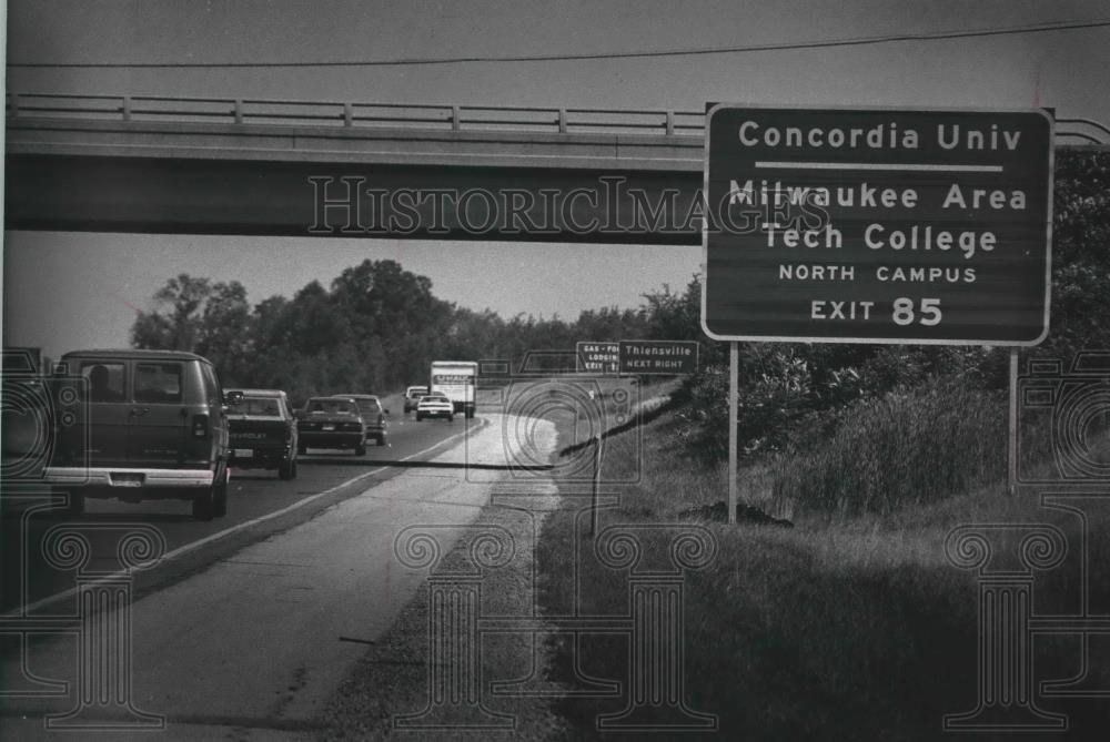 1990 Press Photo New sign on Interstate 43 for Concordia College, Milwaukee - Historic Images