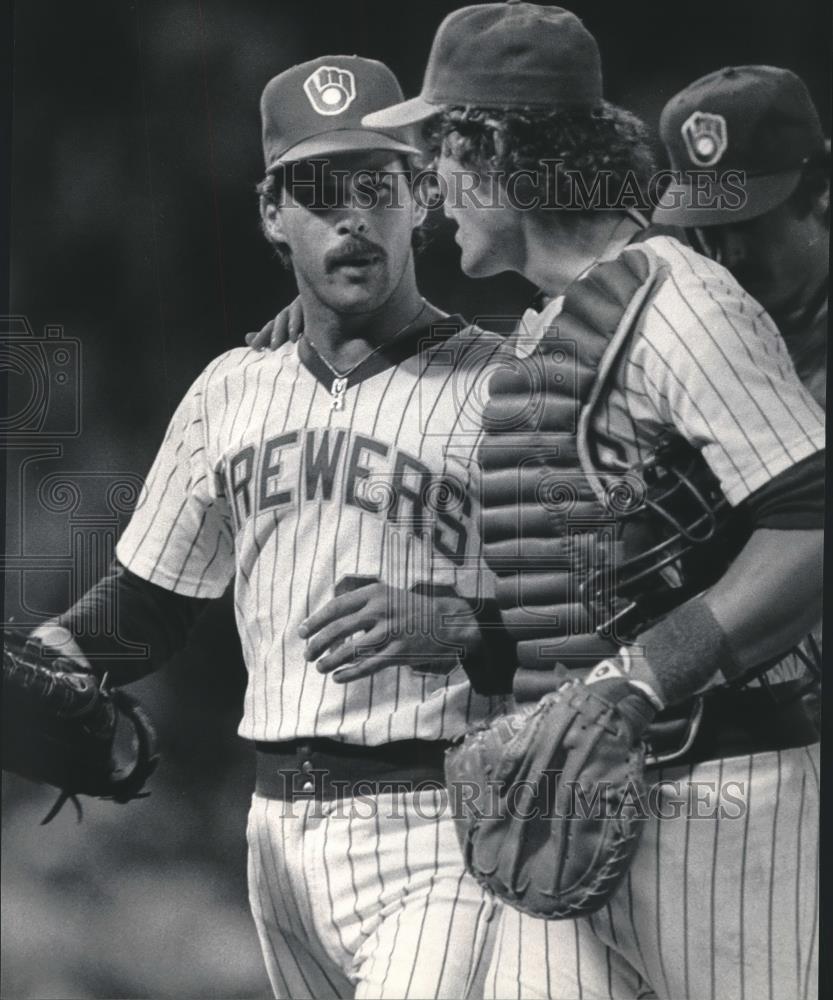 1985 Press Photo Moose Haas gets a handshake from catcher Bill Schroeder - Historic Images