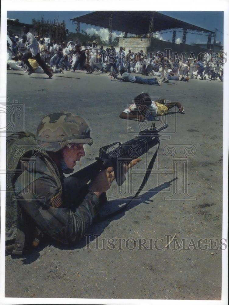 1994 Press Photo An American soldier, prepares to return fire after blast, Haiti - Historic Images