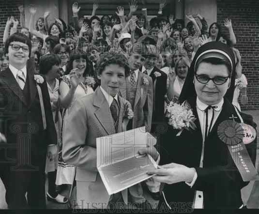 1979 Press Photo Sister Roselite with plane ticket from Catholic School students - Historic Images