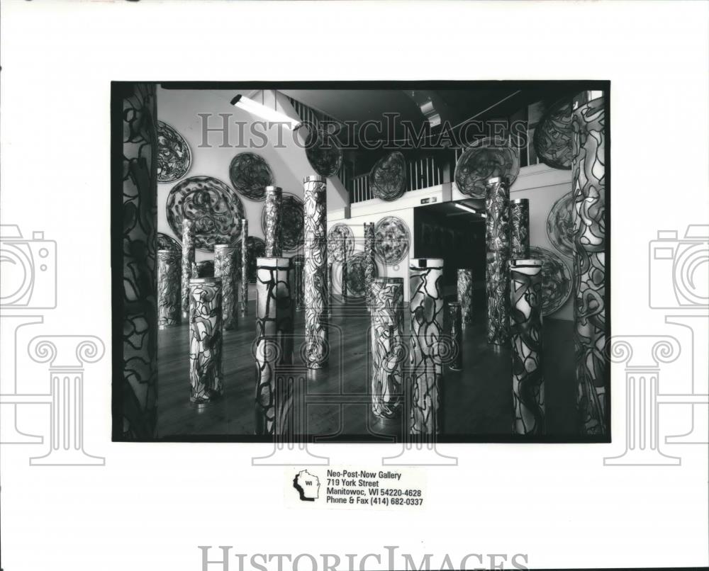 1993 Press Photo Rudy Rotter, his work opening  Neo-Post-Now Gallery, Manitowoc. - Historic Images