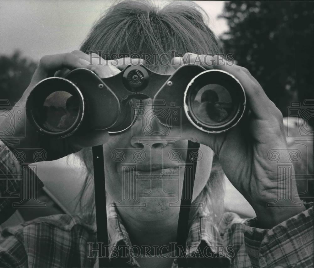 1984 Press Photo Julie Tonies observers nature on Ashippun Lake. - mjb37929 - Historic Images