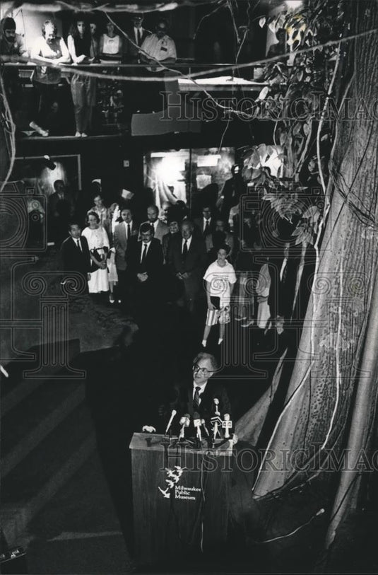 1988 Press Photo Milwaukee Public Museum Director Barry Rosen in new exhibit - Historic Images