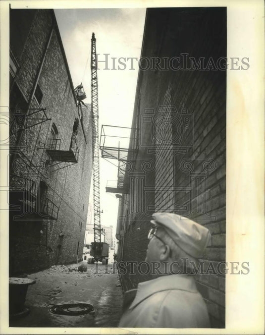 1980 Press Photo William Drew Watched Crane Demolish Towne Hotel In Milwaukee - Historic Images