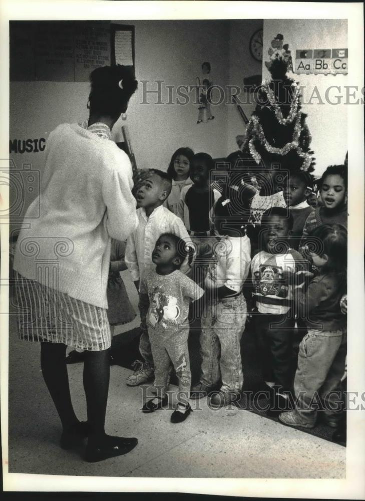 1991 Press Photo Harriett Heath Leads Head Start Class In Singing For Pageant - Historic Images