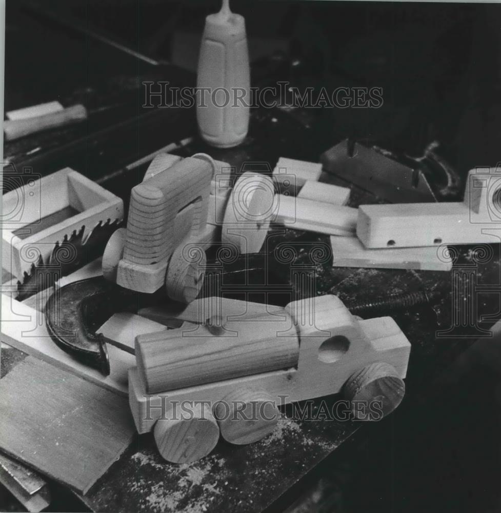1982 Press Photo Toys built by woodworker, Bill Rave, to be Christmas gifts - Historic Images
