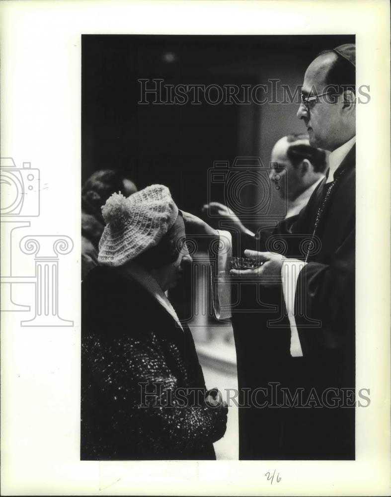 1981 Press Photo Ashes Were Distributed At St. John Cathedral On Ash Wednesday - Historic Images
