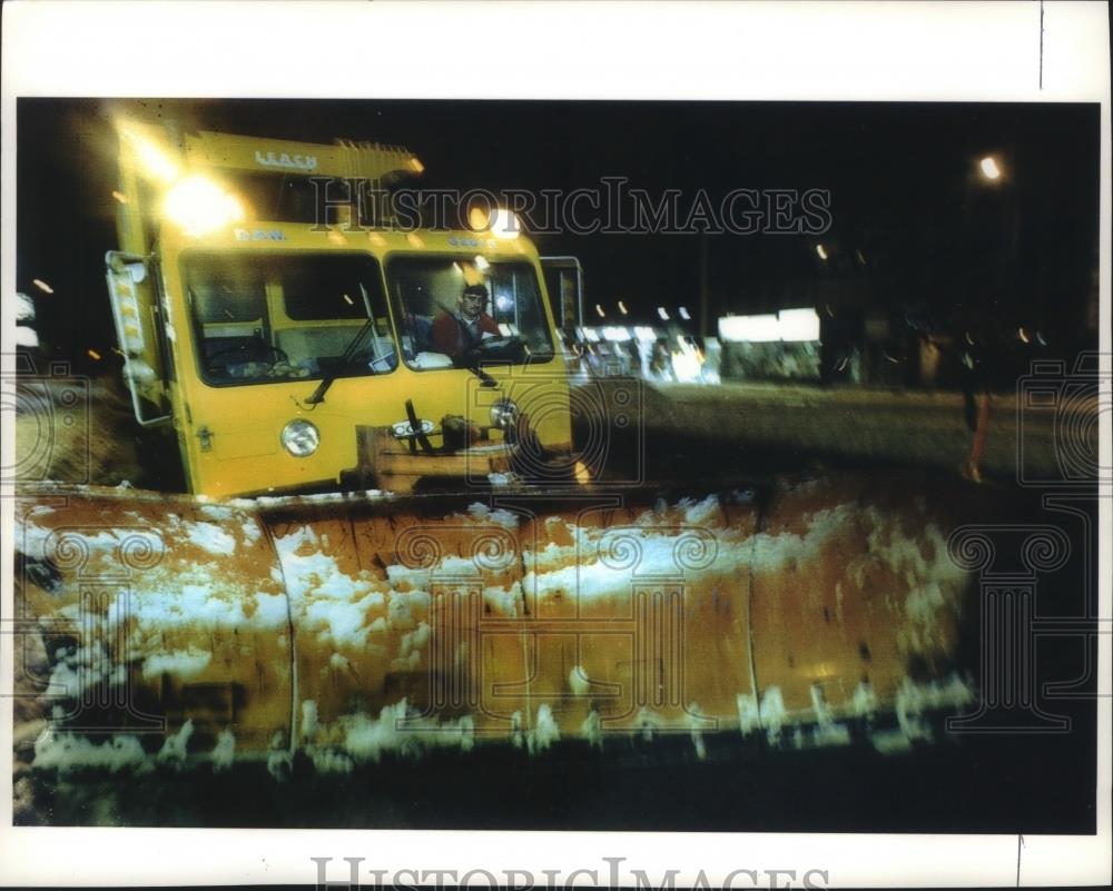 1994 Press Photo Neil Welch adjusts the Milwaukee Bureau of Sanitation truck - Historic Images