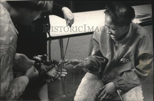 1992 Press Photo Student Gloria Baxter Shown Mexican Milk Snake, Milwaukee - Historic Images