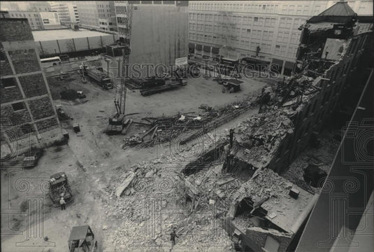1984 Press Photo Razed site of Maryland Hotel and Lotus Restaurant, Milwaukee - Historic Images
