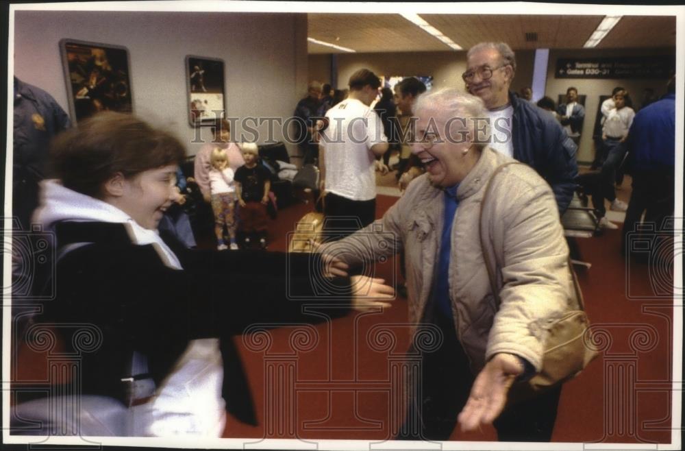 1992 Press Photo Nina Sparr Embraces her Grandmother at the Mitchel Airport - Historic Images