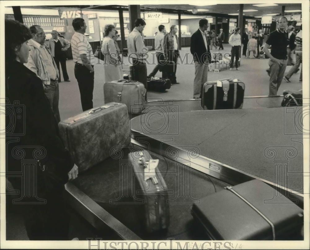 1983 Press Photo Milwaukee Mitchell Field, incoming passengers wait for bags. - Historic Images