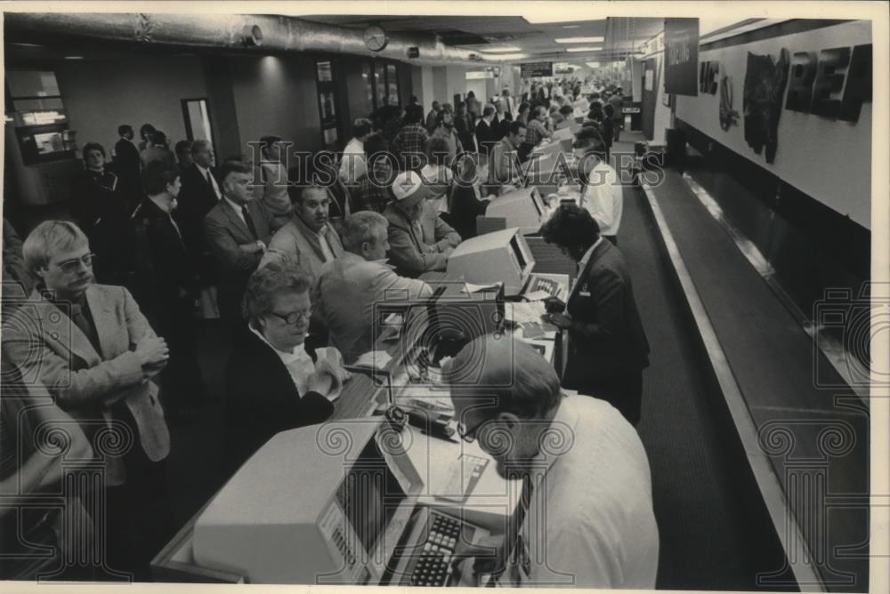 1984 Press Photo Travelers at Mitchell Field making new ticket arrangements. - Historic Images
