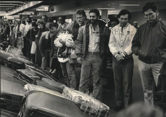 1988 Press Photo travelers wait for luggage at Mitchell Airport in Milwaukee - Historic Images