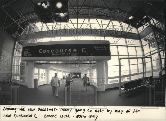 1985 Press Photo Passengers Walked In New Lobby At Mitchell Airport In Milwaukee - Historic Images