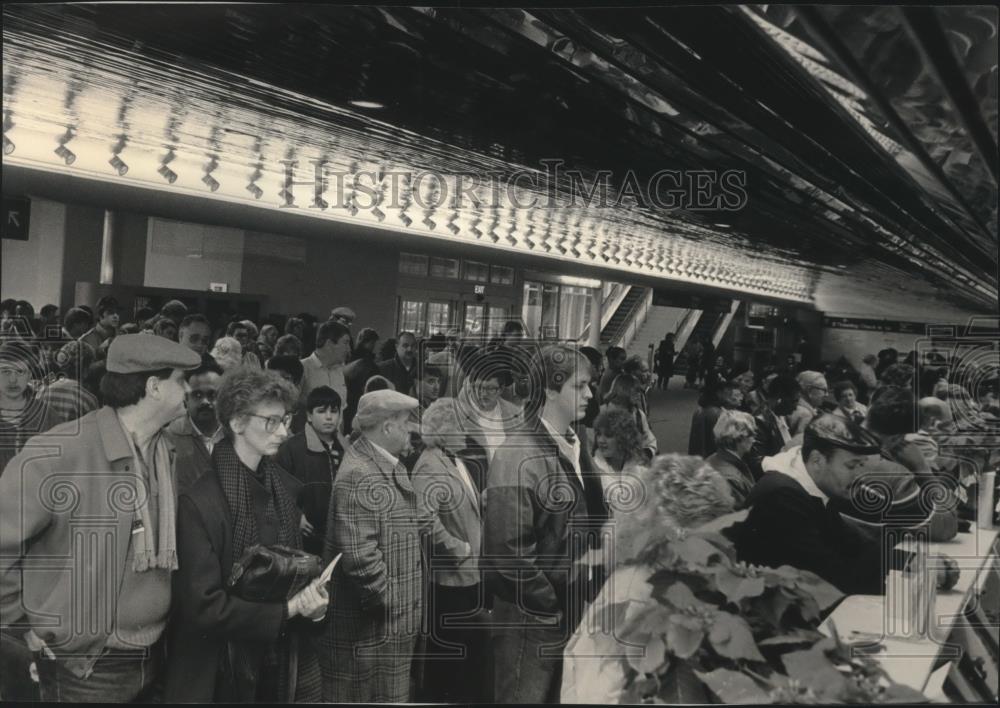 1986 Press Photo Busy Ticket Counters At Mitchell Airport, Milwaukee - mjb41106 - Historic Images