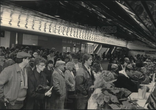 1986 Press Photo Busy Ticket Counters At Mitchell Airport, Milwaukee - mjb41106 - Historic Images