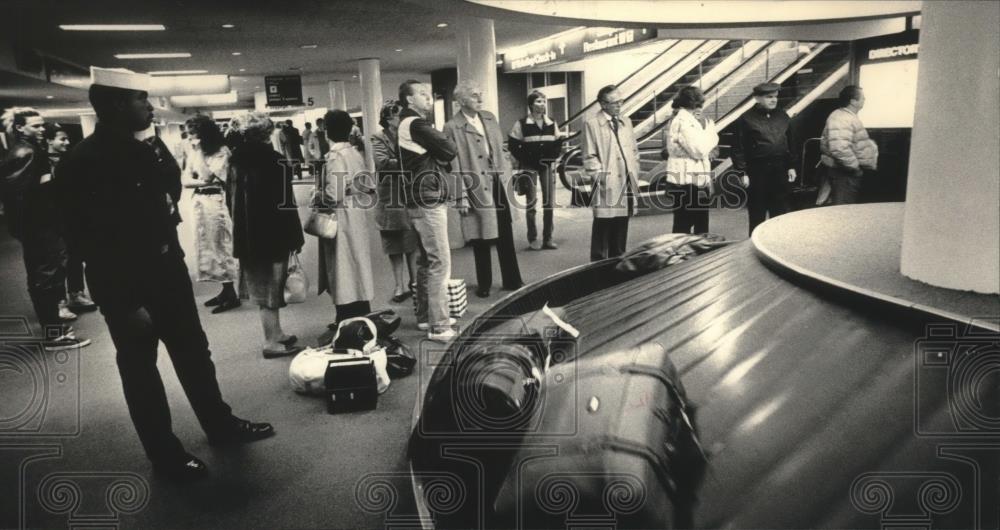1987 Press Photo passengers waiting at baggage claim at Milwaukee airport - Historic Images
