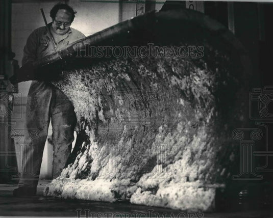 1988 Press Photo Ron Porubsky Tightened Marker Wand On Plow Blade In Milwaukee - Historic Images