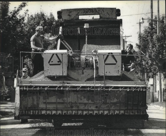 1982 Press Photo City of Milwaukee crew places tar and gravel on Lisbon Avenue - Historic Images