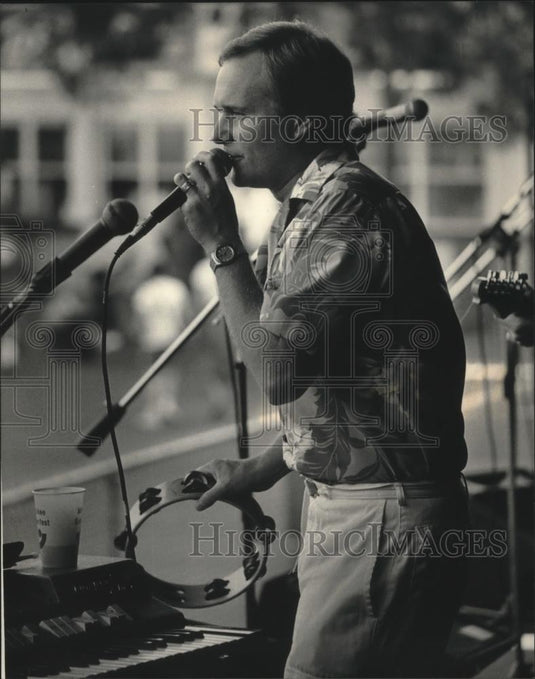 1986 Press Photo Mike Miller, a Channel 6 reporter plays at Summerfest - Historic Images