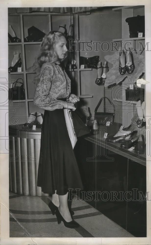1947 Press Photo Miss Gloria Von Anhen Window Shops In New York - nef69392 - Historic Images
