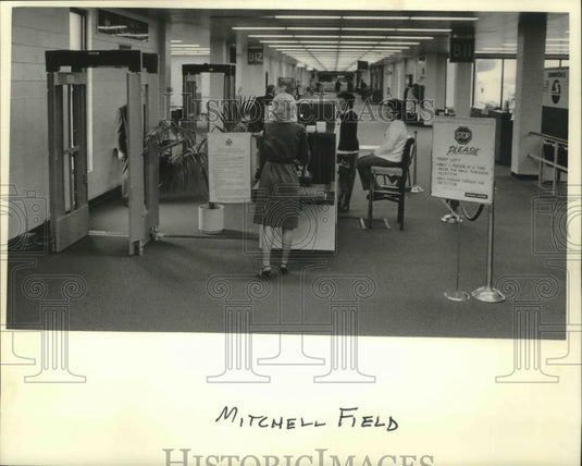 1983 Press Photo The security station inside the Milwaukee, Wisconsin airport - Historic Images