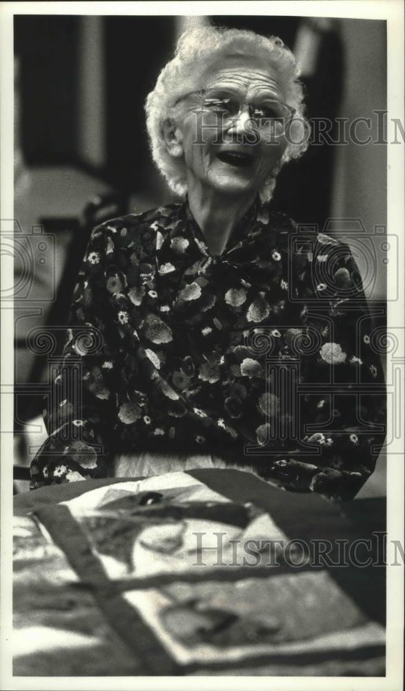 1991 Press Photo Zora Heiden creates quilts designed by Indian Community School - Historic Images