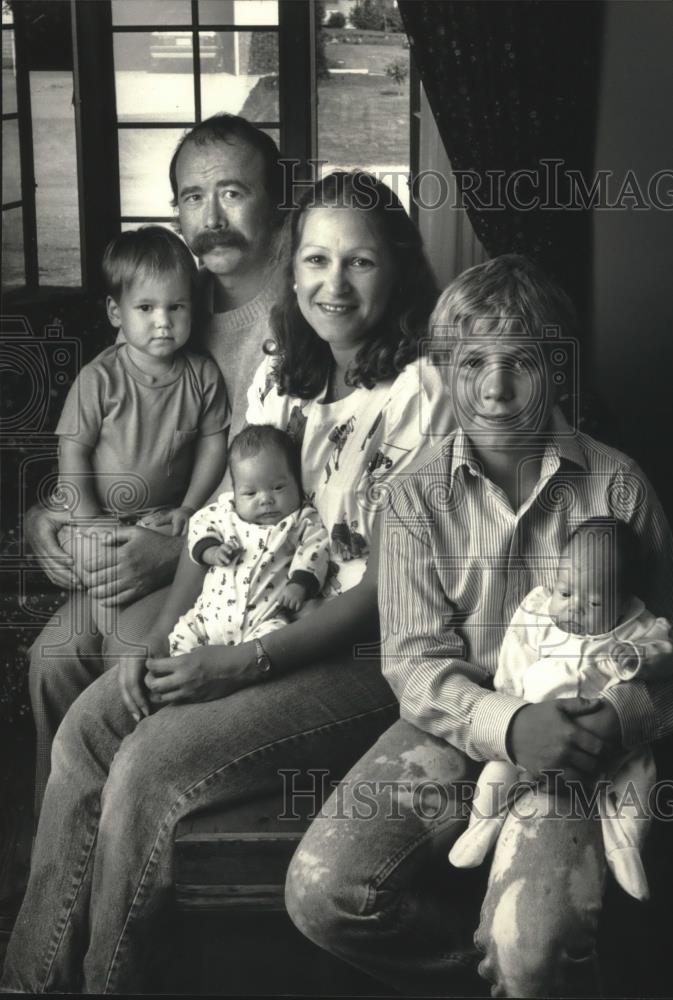 1987 Press Photo The Quinn family with twins born though in vitro fertilization - Historic Images
