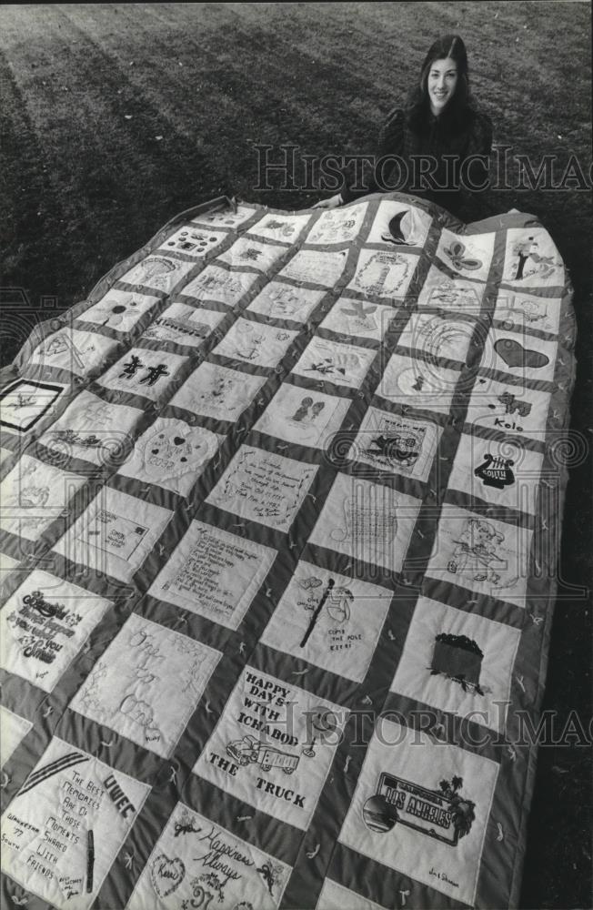1982 Press Photo Kerri Simon of Brookfield with a 46-square memory quilt - Historic Images