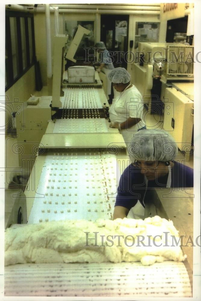 1993 Press Photo Quality Candy company, workers seen through windows, Wisconsin. - Historic Images