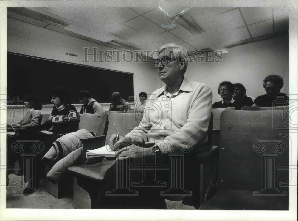 1983 Press Photo Hugh Rather, in tuition free college classroom, Milwaukee. - Historic Images