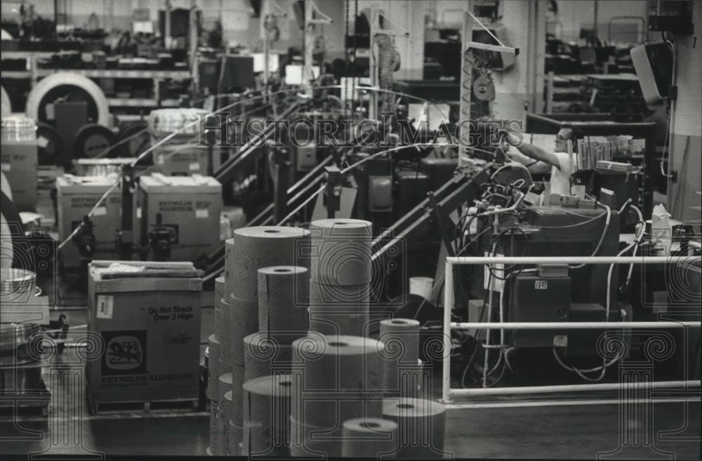 1989 Press Photo RTE still makes transformers, Wisconsin - mjb42707 - Historic Images