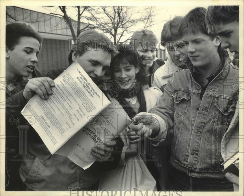 1986 Press Photo Trevor Courtney, with others, holds a Milton High booklet - Historic Images