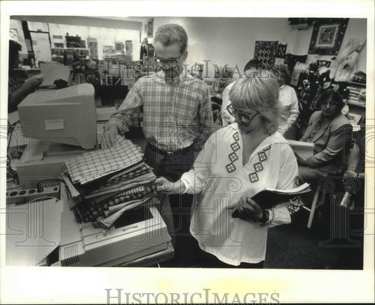 1992 Press Photo Betsey Folsom, with Waukesha Civic Theatre, looks over plaids - Historic Images