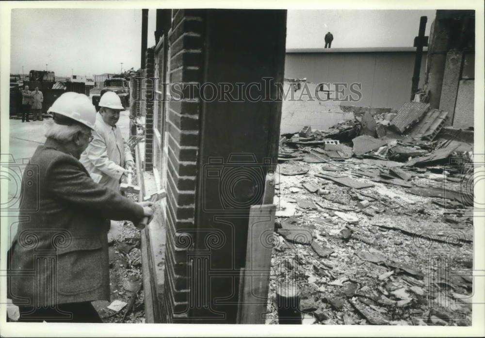 1982 Press Photo County officials at Mitchell Field, Milwaukee, Wisconsin - Historic Images