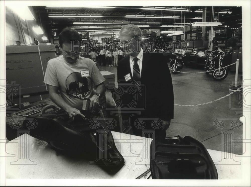 1989 Press Photo Pres David R. Anderson, Milsco Manufacturing Co. watches worker - Historic Images