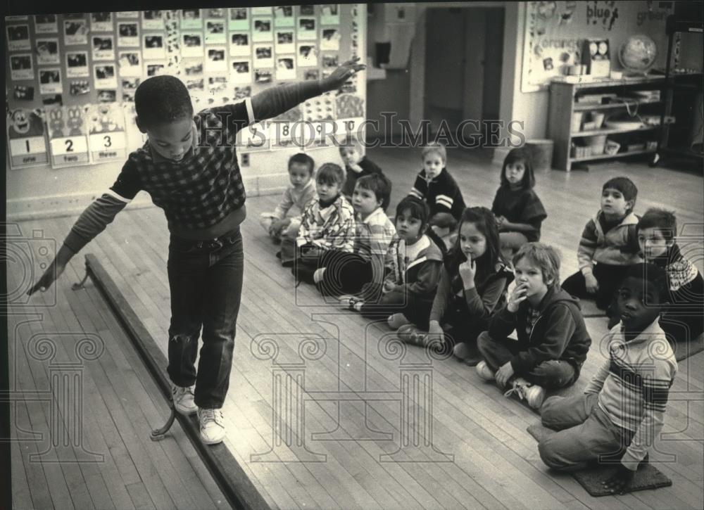 1988 Press Photo Joshua Towns, walking on balance beam for classmates, Milwaukee - Historic Images