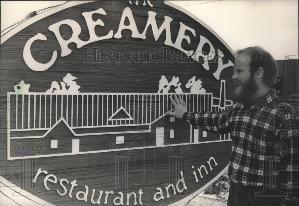 1988 Press Photo Richard Thomas in front of The Creamery Restaurant and Inn. - Historic Images