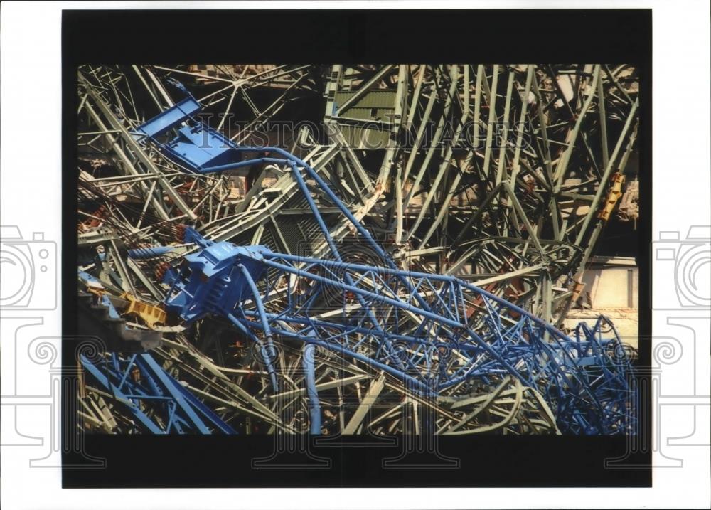 1999 Press Photo Debris from the &quot;big blue&quot; crane in Miller park - mjb43421 - Historic Images