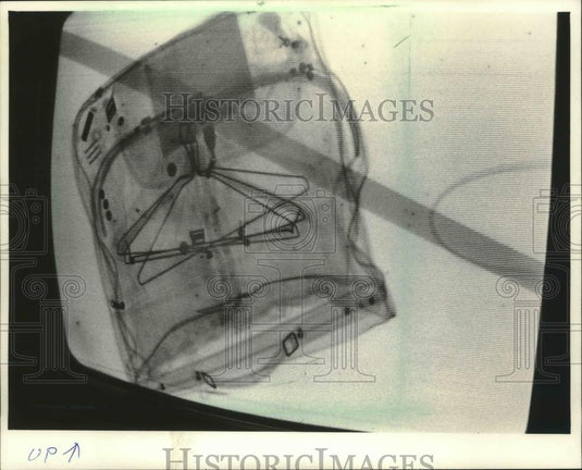 1985 Press Photo Mitchell Field airport in Milwaukee reinforces security. - Historic Images