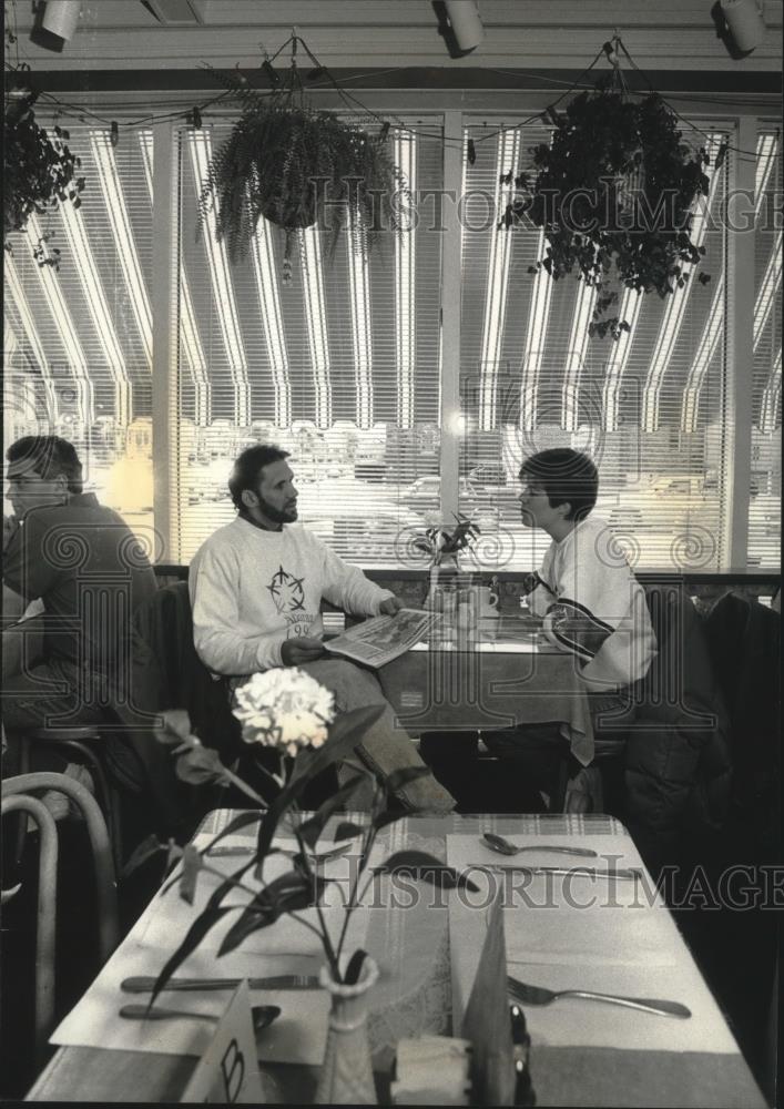 1991 Press Photo customers enjoying food at The West Bank Cafe - mjb43838 - Historic Images