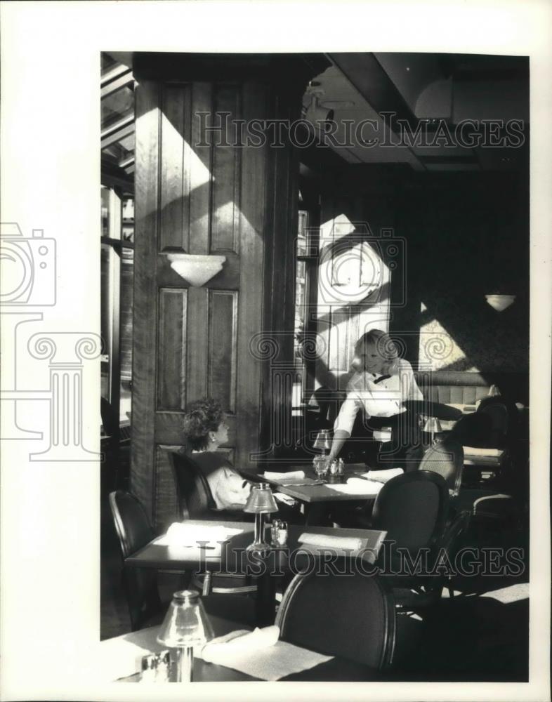 1992 Press Photo server at The Clock dining room before lunch - mjb43845 - Historic Images